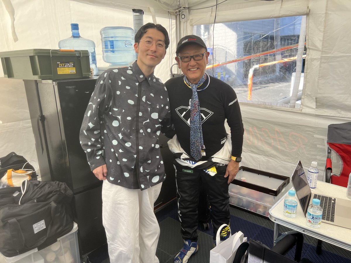 TOYOTAの豊田章男会長と生涯、決して忘れることのない奇跡の時間がありました。打合せが終わったあと、ヘラルボニーのネクタイをお渡ししました。すると、「今、締めるよ。作家さんが喜んでくれるなら」と言ってくださり、その場で工藤みどりさんのアートネクタイを結んでくださったのです。