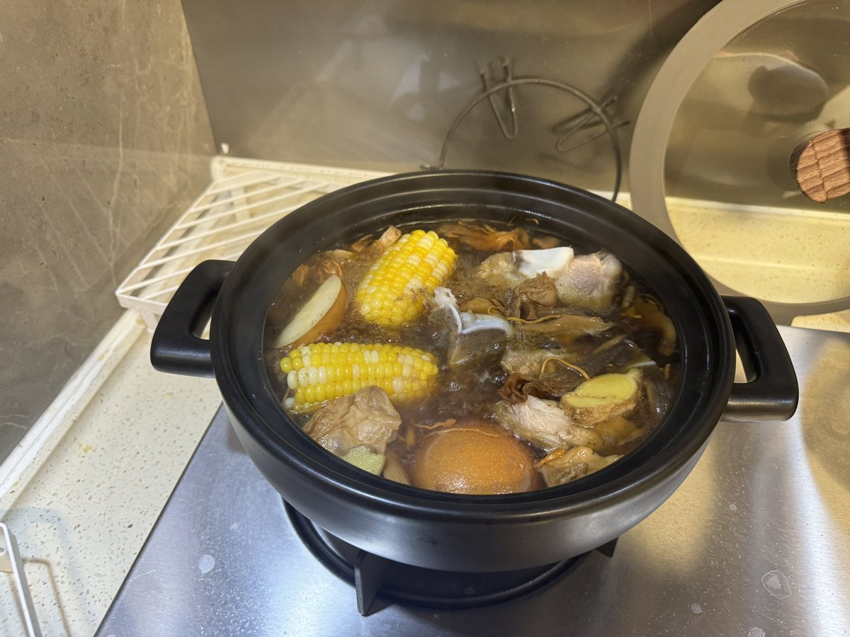 菌菇雪梨猪骨炖汤ing
另一锅是住附近朋友预定要喝的 https://t.co/0qseoRERtY