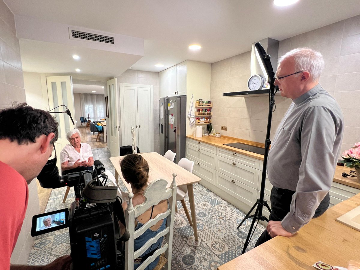 📢 Recuerda, este #Domingo 26 de octubre, nuevo programa de #PuebloDeDios: #Valencia, Cáritas no te olvida. Aquí puedes ver algunos momentos del rodaje.
⏰¿A qué hora? A las 11:30h (hora peninsular), en <a href="/la2_tve/">La 2</a> <a href="/rtve/">RTVE</a> <a href="/rtveplay/">RTVE Play</a> <a href="/tveint_europa/">TVE Internacional Europa</a> @tveint_america <a href="/CaritasValencia/">Caritas  de Valencia</a>