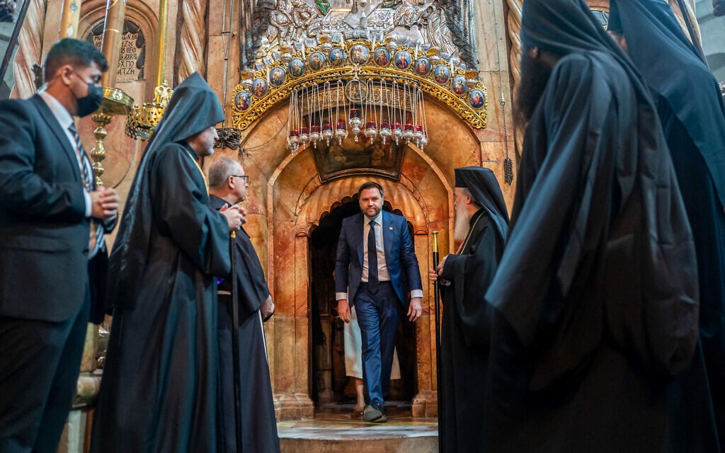 Finalmente el Vicepresidente de EEUU, JD Vance, no ha visitado una iglesia católica (como estaba previsto) sino que ha ido a la Basílica del Santo Sepulcro, el lugar más venerado del cristianismo, en donde según la tradición cristiana, fue crucificado, sepultado y resucitó Jesús.