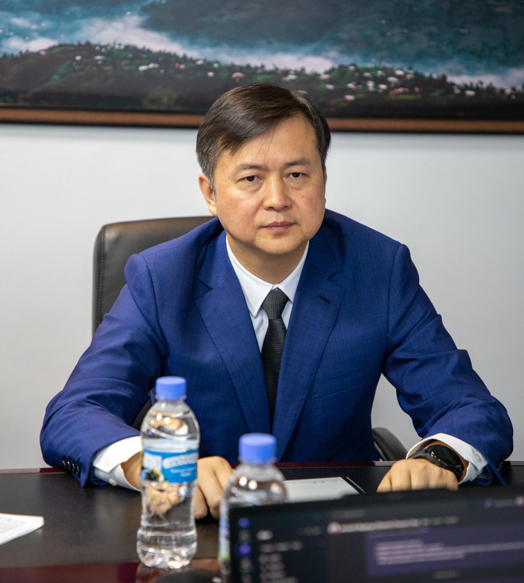 Kigali_IFC's tweet image. On the sidelines of #MWC25, KIFC CEO @HortenseMudenge met with Mr. Hai Wu, Chairman of the China Internet Investment Fund (CIIF), and his delegation.

Discussions focused on exploring collaboration opportunities between Rwanda and China’s digital investment ecosystem, as CIIF