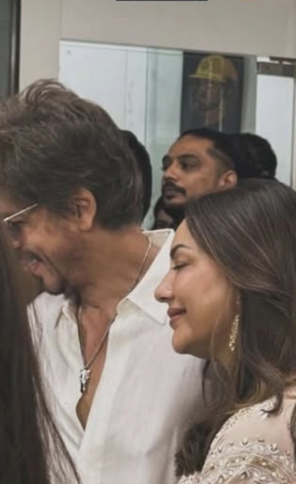 SRKUniverse's tweet image. SRK &amp;amp; Gauri, the most beautiful story ever written. 💞

@iamsrk @gaurikhan 

#ShahRukhKhan #GauriKhan #SRK #KingKhan #King