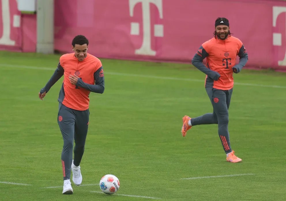 MusialaEra's tweet image. He‘s so happy to finally kick a ball again 😭❤️