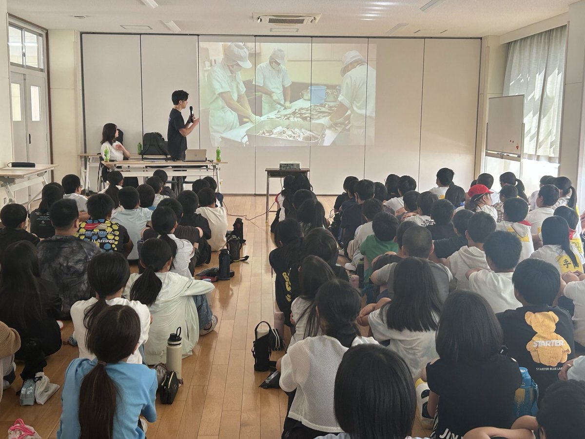 ＼ 明治創業、若き経営者2人による特別授業🎤／

創業122年の老舗練り物屋を継いだ江越さん。挫折を乗り越え、家業を継ぐ覚悟と挑戦の物語に、子どもたちは大きな勇気をもらいました✨

※もう１人のゲストは（株）吉開のかまぼこ・林田さん <a href="/kamaboko_mayu/">吉開のかまぼこ 林田茉優 Mayu Hayashida</a> 

☟授業レポート☟