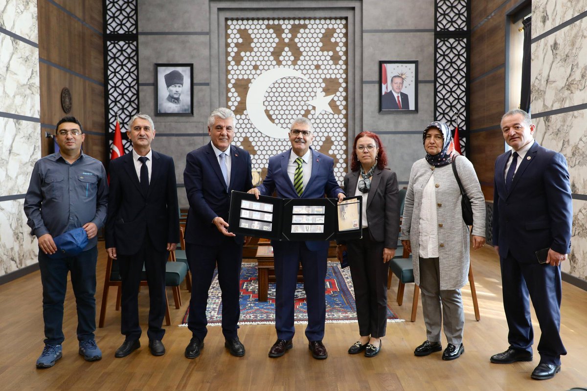 nigdecadde's tweet image. #PTT'mizin 185. kuruluş yıl dönümü münasebetiyle Başmüdürümüz Sayın Fahri ÇELİKER ve çalışma arkadaşlarımız, Valimiz Sayın Cahit ÇELİK’ i makamında ziyaret ettiler. 

Misafirperverliği için Sayın Valimize teşekkür ediyoruz. 

#PTT185Yaşında