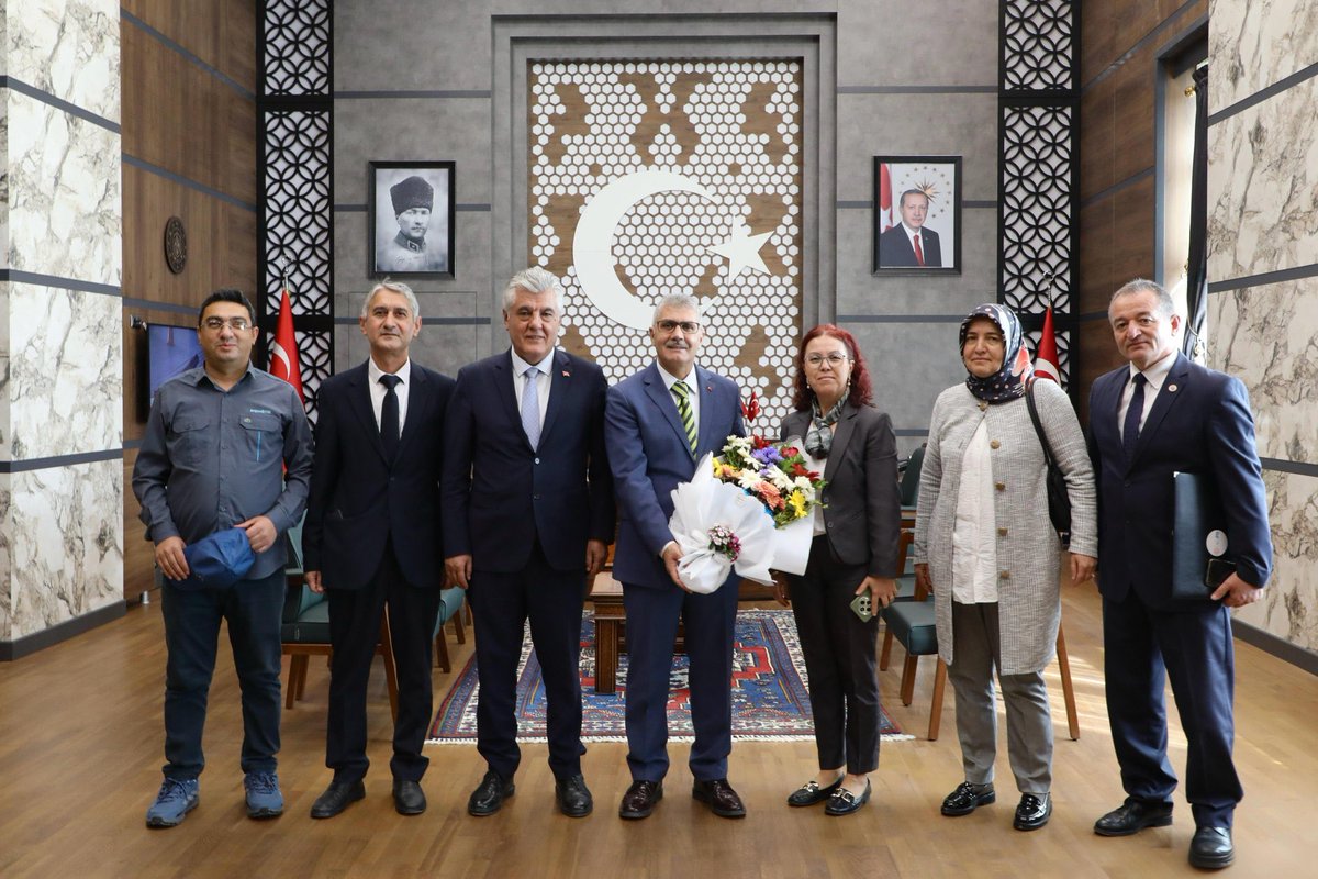 nigdecadde's tweet image. #PTT'mizin 185. kuruluş yıl dönümü münasebetiyle Başmüdürümüz Sayın Fahri ÇELİKER ve çalışma arkadaşlarımız, Valimiz Sayın Cahit ÇELİK’ i makamında ziyaret ettiler. 

Misafirperverliği için Sayın Valimize teşekkür ediyoruz. 

#PTT185Yaşında