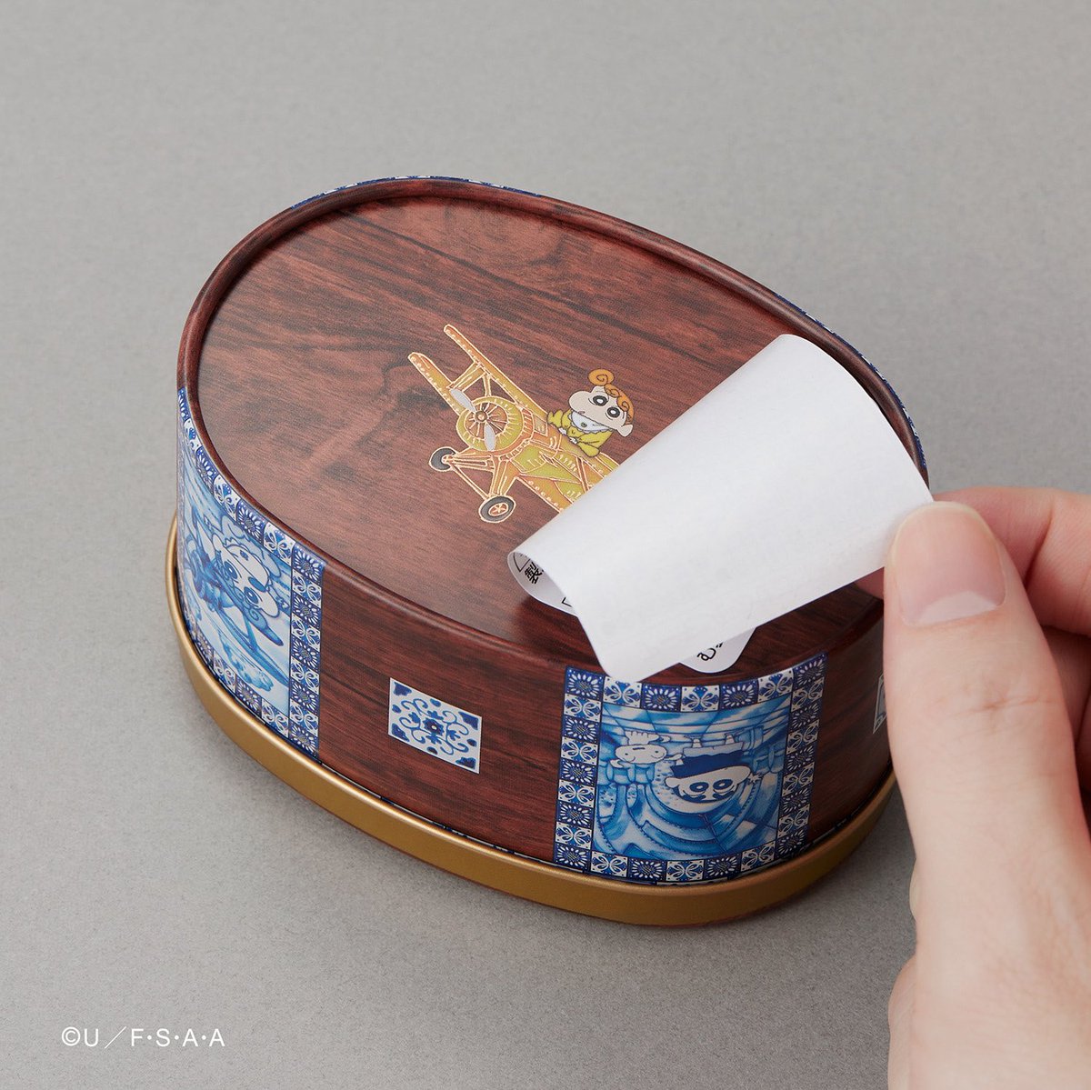 ヨーロッパ風タイル×宝石箱『クレヨンしんちゃん飛行機缶』が羽田空港に新登場。ふわふわ質感のシロのフロッキーフィギュアとステッカー付き。缶の底面には、レトロな飛行機とひまわりの隠れイラストが🌻

詳しくはこちら
prtimes.jp/main/html/rd/p…