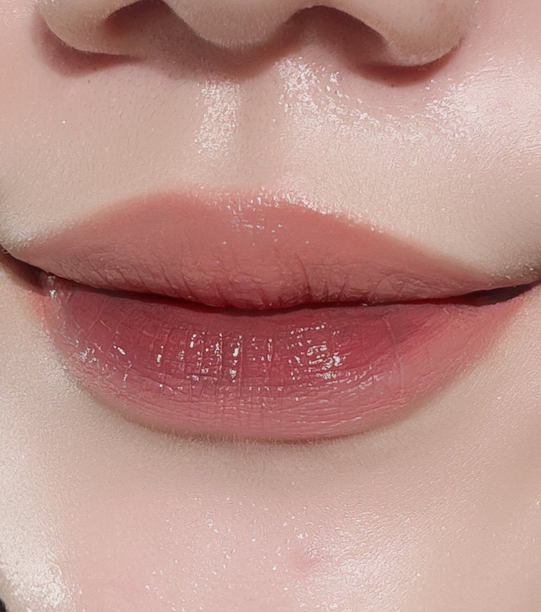 in this economy: 

dapet cool tone ombre vibes CAKEP gini pake lipcream lokal tuh blessing bgt🥹