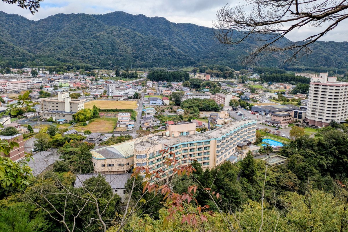 中文解説：（景色が）綺麗だ
🇨🇳这儿的风景真美!
[Zher de fengjing zhen mei!]
🇷🇺Это пейзаж очень красиво!
[ｴｰﾀ ﾍﾟｲｻﾞｰｼ ｵｰﾁﾝ ｸﾗｽｨｰｳﾞｧ!]
『ここの景色は実に綺麗です！』
※美[mei]→人や景色が美しい際に用いる語句です。
#鬼怒楯岩展望台
