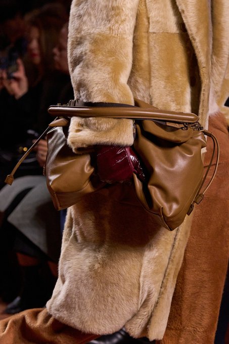 استعدي لمواكبة صيحة ال Slouchy Bags... الأناقة في أبهى صور الراحة 