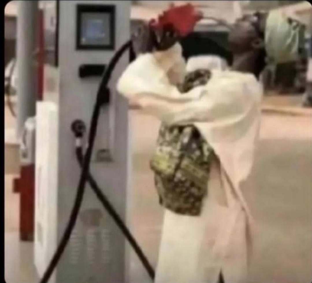 tinazeeZW1's tweet image. Kombi driver: “Sorry vabereki tikumboenda nepa service station, tuda kunwa fuel..”

My mind: