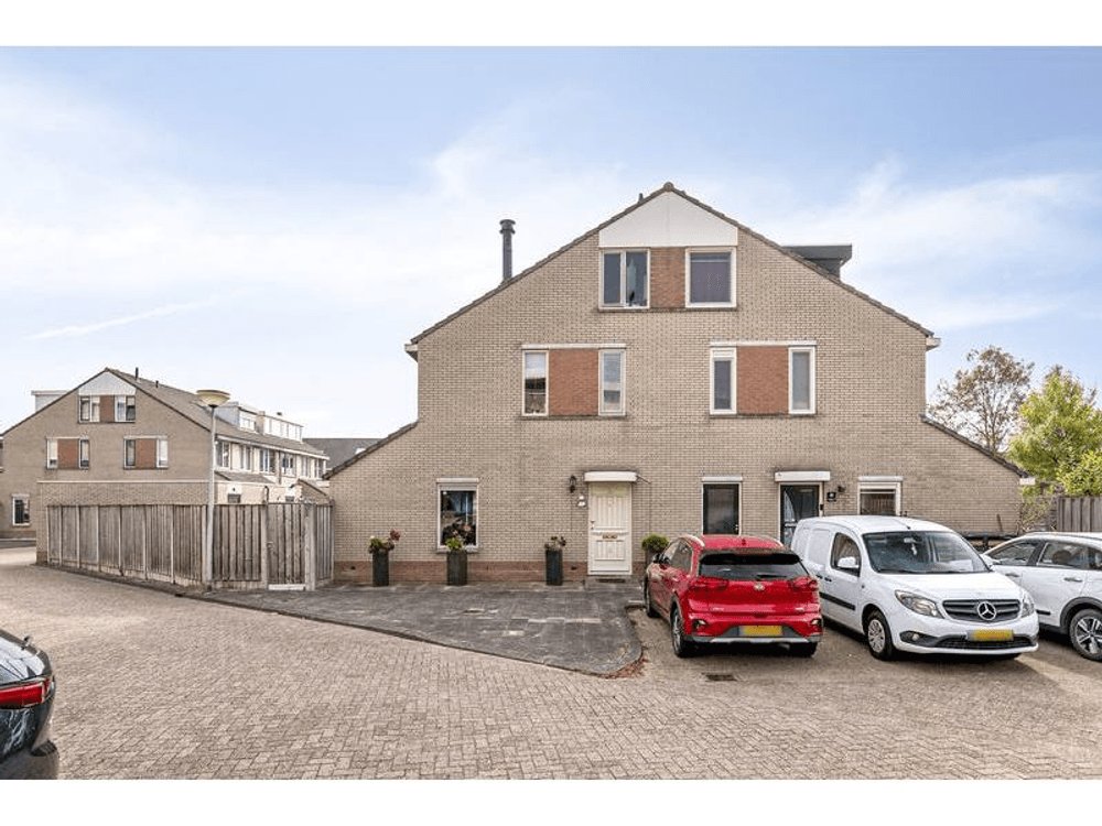 Ruime hoekwoning in Schenkel met garage en zonnige tuin. Lichte L-vormige woonkamer met houtkachel, praktische keuken en op zolder genoeg ruimte voor een extra slaapkamer. Rustig gelegen en dichtbij winkels, scholen en OV.

Vraagprijs €375.000. Interesse? Zie onze website.