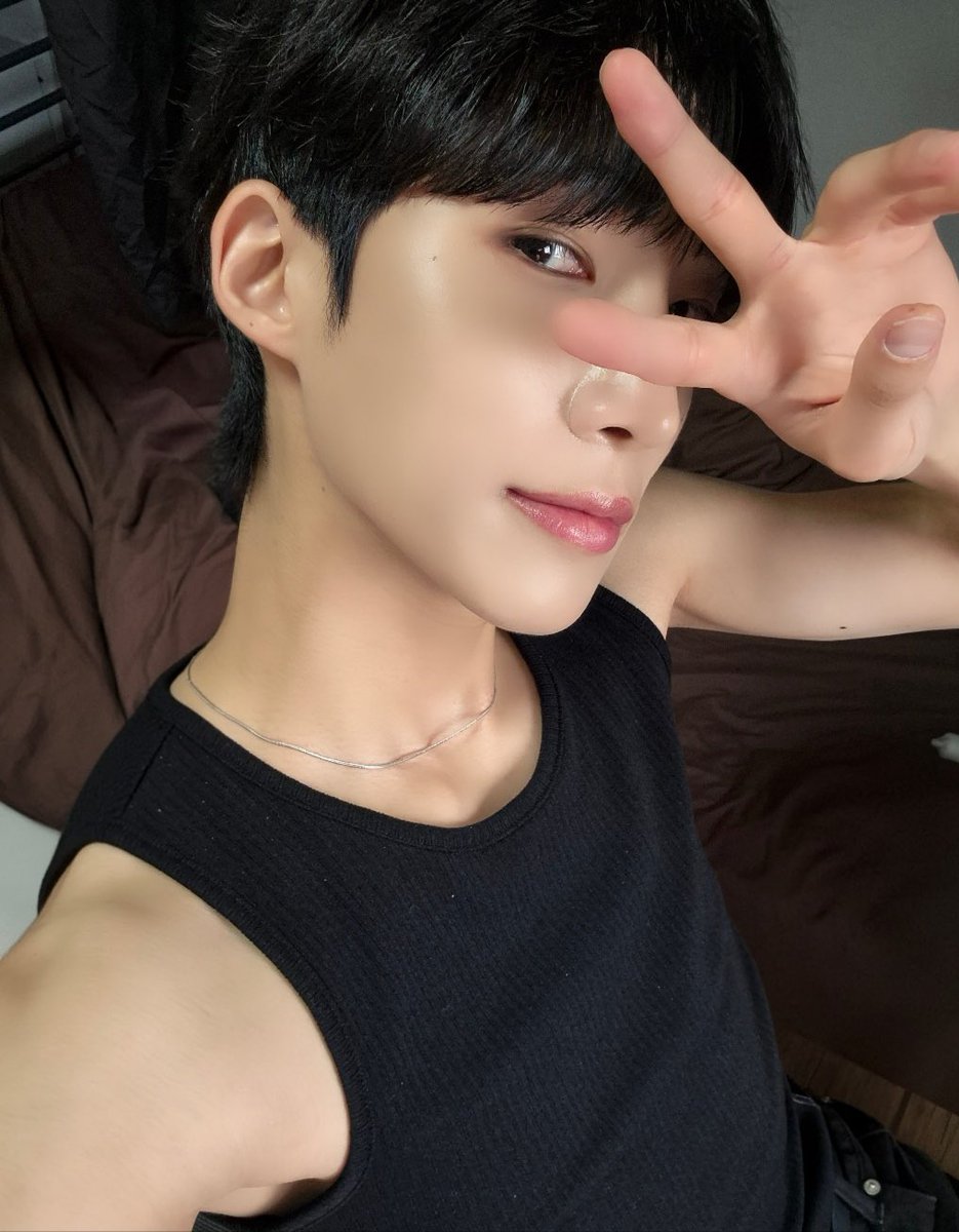 DONE_OFFICIALJP's tweet image. [#ジェフン]

うむ ,,🤔最近面白いものは何かないかなぁ？
Diaryは何をしながら過ごしていますか？🫢

#ディーワン #D_ONE #디원
#JAEHOON #재훈