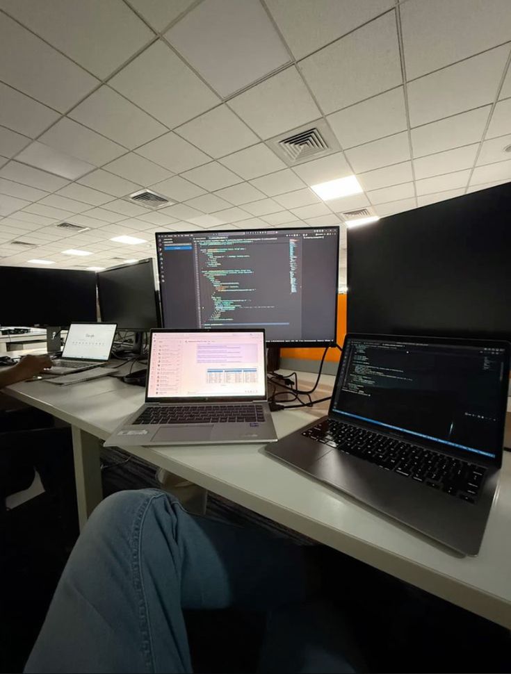 لو بتشتغل Backend ومش فاهم الـ caching كويس، فانت بتضيع نص أداء السيستم.⚠️
Cache ممكن يوفّرلك 70% من وقت الاستجابة.
أمثلة:

Redis لتخزين الـ sessions أو الـ queries.

CDN للصور والملفات.

In-memory cache للعمليات المتكررة.
💡 السر مش في تستخدم Cache… السر في إنك تستخدمه صح وتعمل