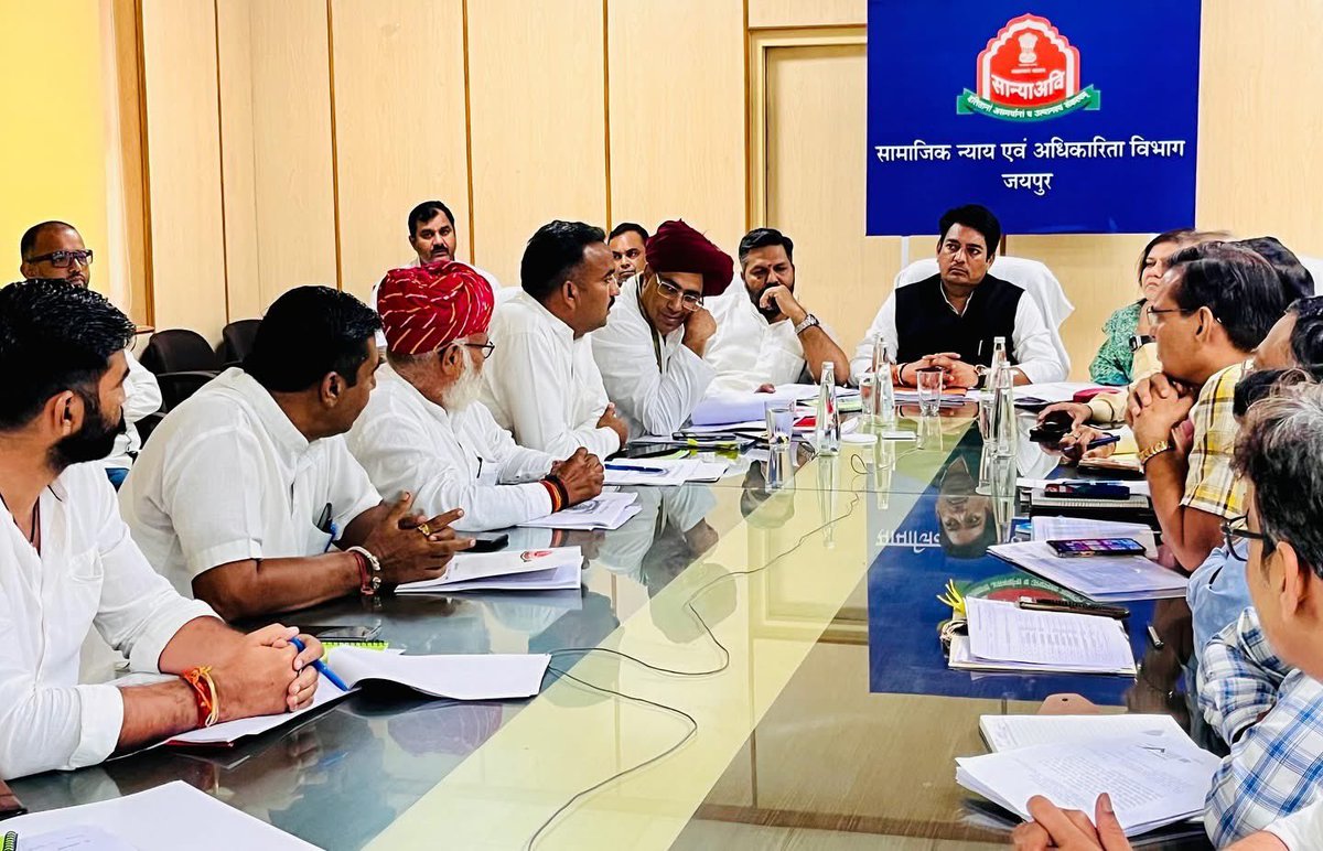 कुछ दिन पहले अखबार टीवी चैनलो की सुर्खियों में चलने वाले

 गुर्जर आरक्षण पीलूपुरा समझौते के तहत reet 372,233, 
शहीद परिवार की नियुक्ति 
जो उसी समय प्रधान की जा रही थी 
 
आज 140 दिन बाद भी कोई खबर नहीं 👉👉

<a href="/jawaharbedam/">JAWAHAR SINGH BEDHAM</a> <a href="/JogarampatelMLA/">Jogaram Patel</a> <a href="/AvinashGehlot_/">Avinash Gehlot</a> 
<a href="/imHimmatsinghG1/">HIMMAT SINGH GURJAR -हिम्मत सिंह गुर्जर</a>