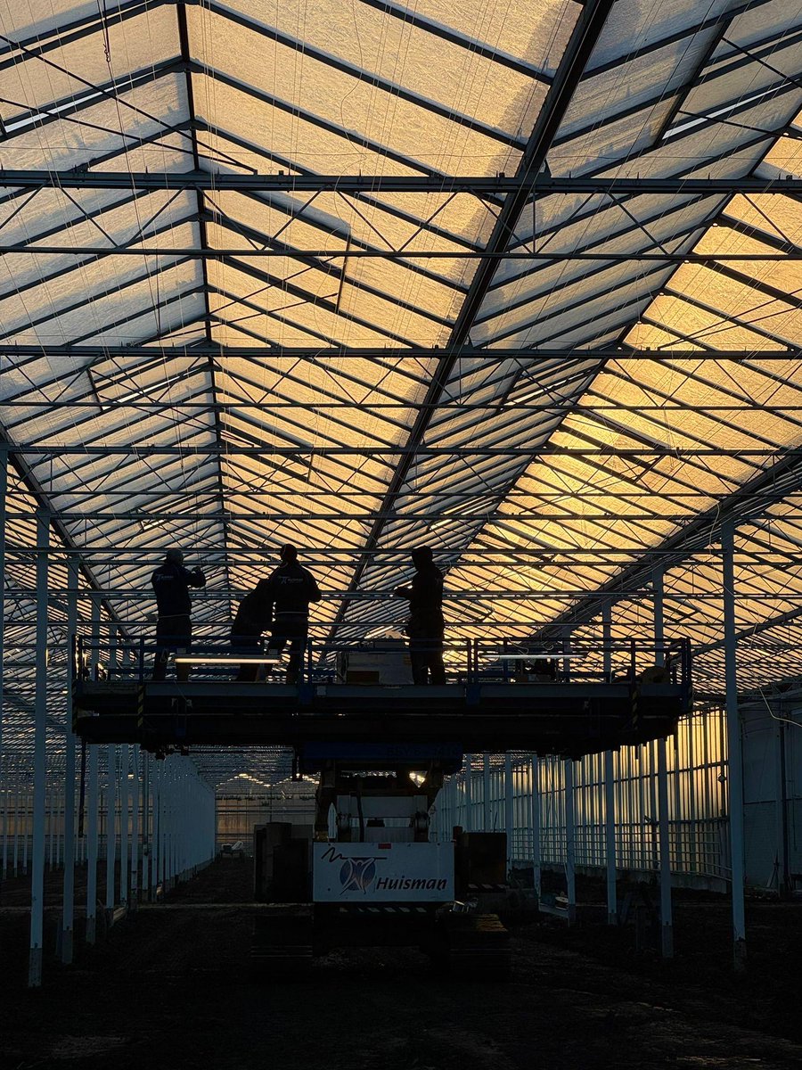 De #wintertijd is ingegaan! ❄️  Ondanks het uurtje vroeger gaan de dagen vanaf nu korter en donkerder worden.  Met onze eigen verlichting kunnen alle werkzaamheden gewoon doorgaan, en met een beetje geluk worden we ook nog getrakteerd op een prachtige #zonsopkomst 🤩