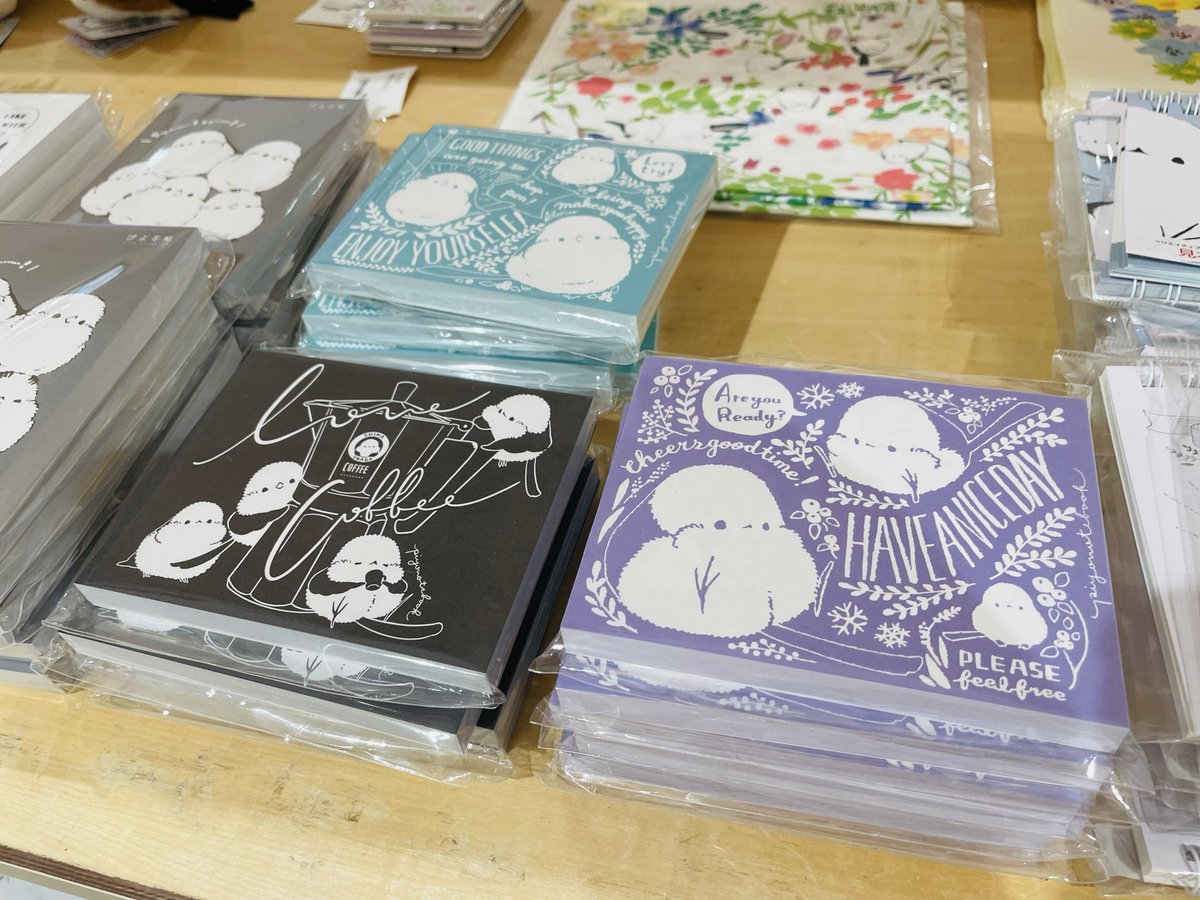 #シマエナガマーケット町田
<a href="/piyonotebook/">ぴよ手帖｜シマエナガ雑貨</a>
ぴよ手帖さんのアクリルスタンド〜〜〜🤍

品薄・品切れだったマグカップ、グラスも納品しました♪
#シマエナガマーケット