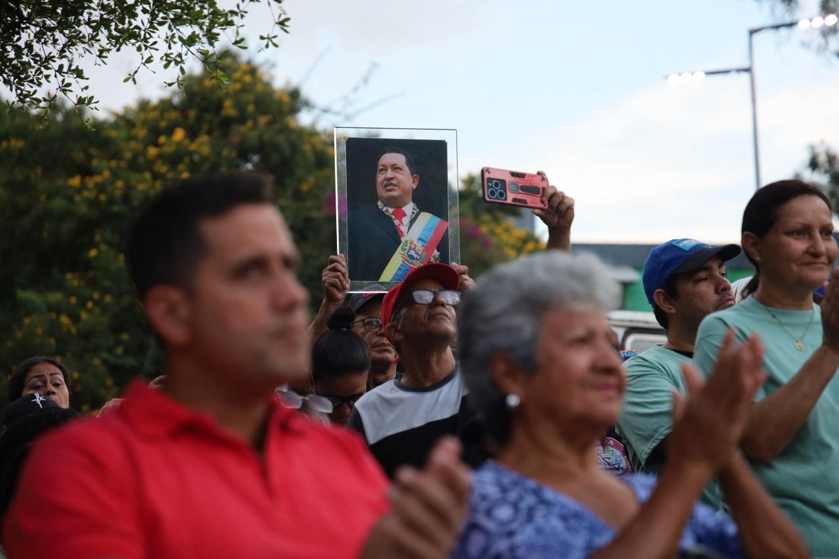 mincomunas_ve's tweet image. ¡Jornada de amor patrio y compromiso! 🇻🇪
❤️ A 13 años del #GolpeDeTimón, registramos 14 Circuitos Comunales como nuevas Comunas en el 23 de Enero.
🏡🔥 ¡Estamos cumpliendo! Comunas: nuestra propia vida. ✊🏽🇻🇪
#ComunaONada #PoderPopular #ChávezVive
