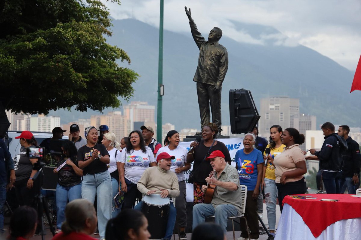 mincomunas_ve's tweet image. ¡Jornada de amor patrio y compromiso! 🇻🇪
❤️ A 13 años del #GolpeDeTimón, registramos 14 Circuitos Comunales como nuevas Comunas en el 23 de Enero.
🏡🔥 ¡Estamos cumpliendo! Comunas: nuestra propia vida. ✊🏽🇻🇪
#ComunaONada #PoderPopular #ChávezVive