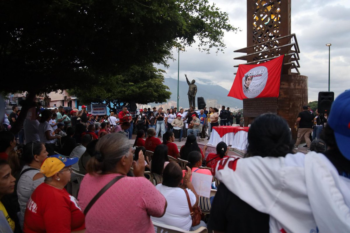 mincomunas_ve's tweet image. ¡Jornada de amor patrio y compromiso! 🇻🇪
❤️ A 13 años del #GolpeDeTimón, registramos 14 Circuitos Comunales como nuevas Comunas en el 23 de Enero.
🏡🔥 ¡Estamos cumpliendo! Comunas: nuestra propia vida. ✊🏽🇻🇪
#ComunaONada #PoderPopular #ChávezVive