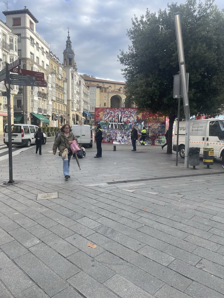Beste behin ere, udal gobernuak gazte independentistok egiten dugun jarduna oztopatu eta zentsuratu du. 

Guk, ordea, faxismoaren aurka borrokatzen jarraituko dugu.

Gora Gasteiz antifaxista!