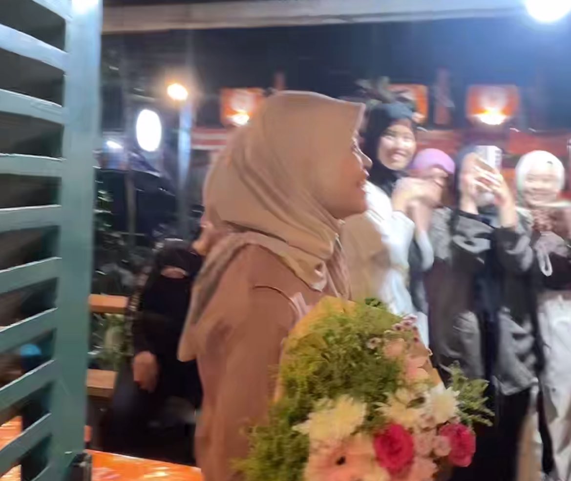madebyshunda's tweet photo. LDR EMANG SULIT! TAPI KALAU DIUSAHAIN SIHHHHH BISA YA KETEMU😭🫶🏻🥹❤️ GAK EKSPEK GAK EKSPEK GAK EKSPEK. DIKASIH BUNGA MAU NANGIS AJA https://t.co/APSvOImOZ4