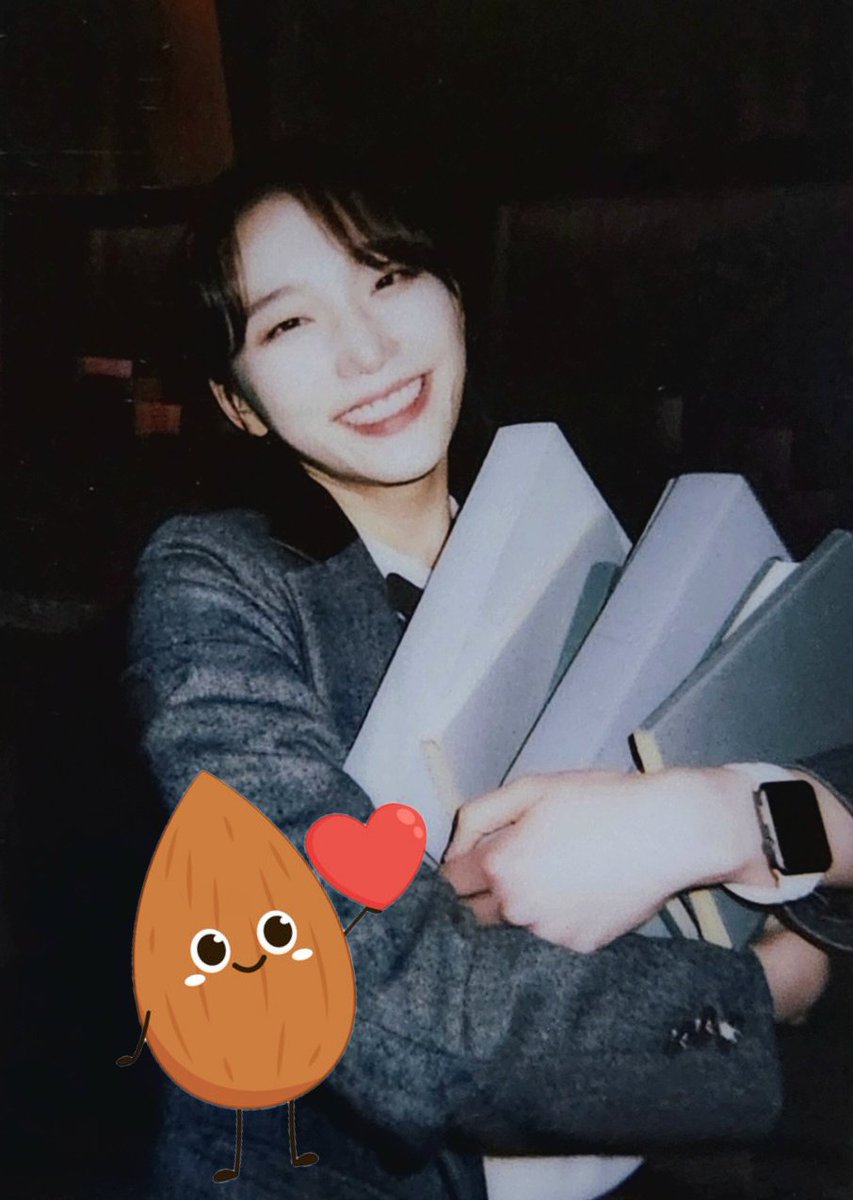 #나에게도_당신에게도_있는_폴라 
#사랑한다_내_예쁜_폴라 
#폴라를_사랑하겠노라
#추억을_선물하는_지은이_폴라입니다

책과 잘 어울려 도서부원일것 같지만
우리 학교 단 한 명뿐인 육상부 친구 도라Lee 후도라