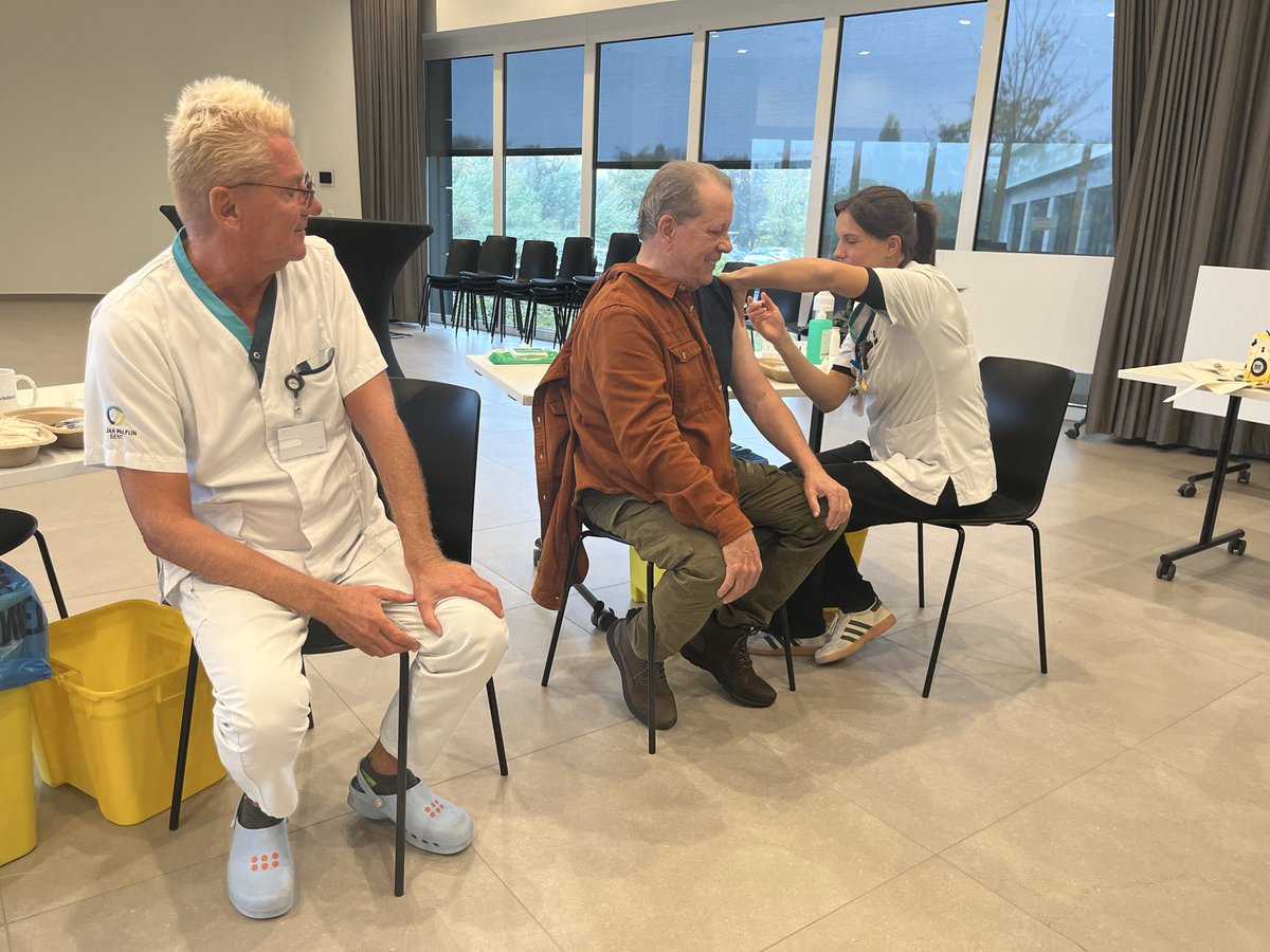 Heel blij dat mijn jeugdidool <a href="/waltergrootaers/">walter grootaers</a> het startshot (geen tikfout) van onze griepvaccinatiecampagne in <a href="/azJanPalfijn/">AZ Jan Palfijn Gent</a> gaf!
Laat u vaccineren!