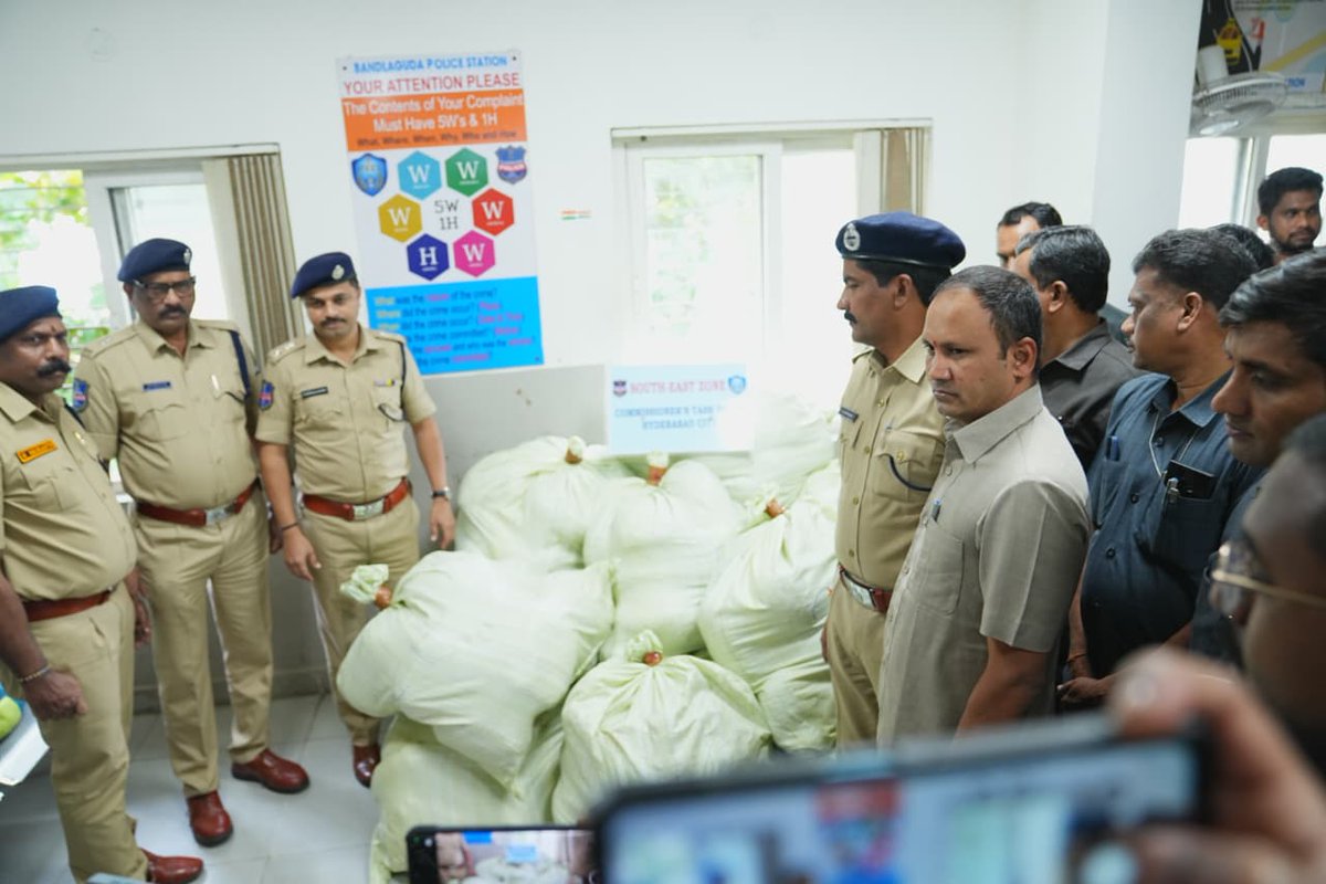 SajjanarVC's tweet image. The Commissioner’s Task Force (South-East Zone) coordinated with the Bandlaguda Police to bust an inter-state ganja smuggling racket after intercepting an Eicher transport vehicle and seized 908.41 kg of ganja worth ₹2.7 crore and apprehended 3 smugglers.

The operation…