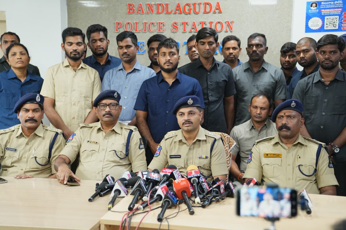 SajjanarVC's tweet image. The Commissioner’s Task Force (South-East Zone) coordinated with the Bandlaguda Police to bust an inter-state ganja smuggling racket after intercepting an Eicher transport vehicle and seized 908.41 kg of ganja worth ₹2.7 crore and apprehended 3 smugglers.

The operation…