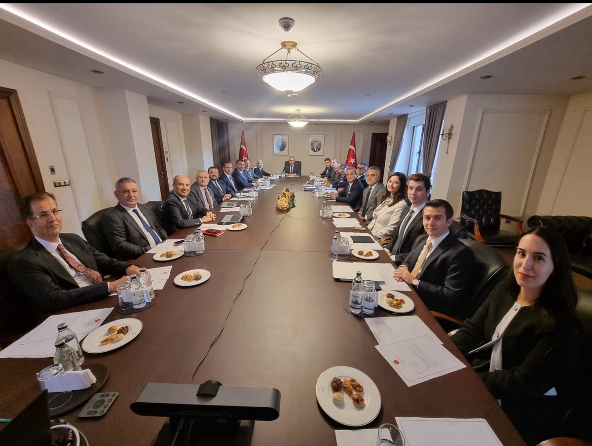 22.10.2025 tarihli Cumhurbaşkanlığı Hukuk Politikaları Kurulu toplantımızı, Başkan Vekilimiz Sn. Mehmet Uçum’un başkanlığında Adalet Bakanlığı bürokratlarının katılımıyla gerçekleştirdik.