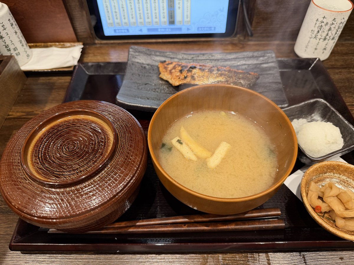 hareruyaiwata's tweet photo. 晴れる屋高田馬場TCから約10分に昨日10/22日からオープンした
しんぱち食堂さんで銀鮭塩焼き定食
新宿ではおなじみのしんぱち食堂さんが高田馬場にもできました
高田馬場は魚を食べられる場所が少なく特に夜にも豊富な魚メニューのある店ができたのは嬉しいですね

https://t.co/ooUsaNTKWp https://t.co/ydbJtbS4Nc