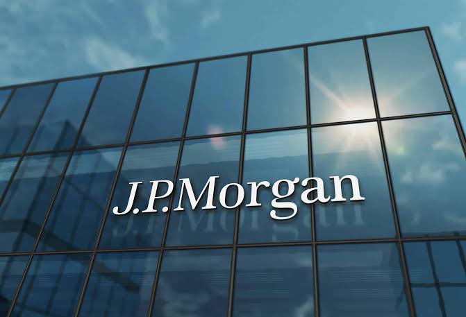 CryptoNewsHntrs's tweet image. 🚨 JP MORGAN FORECASTS GOLD PRICES REACHING AN AVERAGE OF $5,055 PER OUNCE BY Q4 2026! 🚨

#Gold #JPmorgan #MarketForecast #GoldPrices #Investing #CryptoMarket