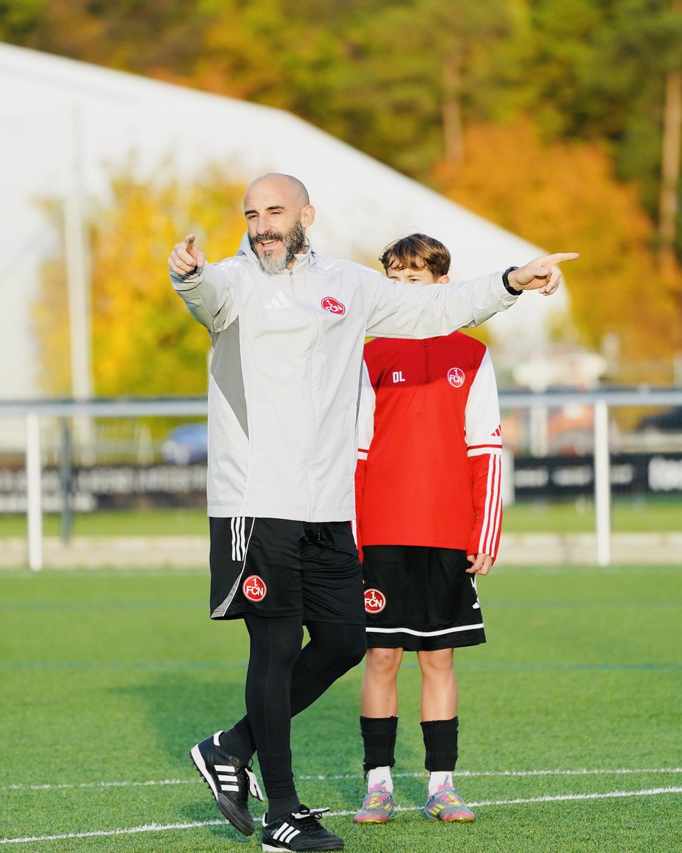 fcn_nachwuchs's tweet photo. Besondere Einheit für unsere Nachwuchskicker!🙌
Aufgrund starker Leistungen in den Vorwochen wurden 14 Spieler aus der #FCNU15 und #FCNU14 mit einer gemeinsamen Trainingseinheit unter der Leitung von Profi-Co-Trainer Javier Pinola belohnt.
#fcn | #clubnachwuchs https://t.co/wN2QCOMt7D