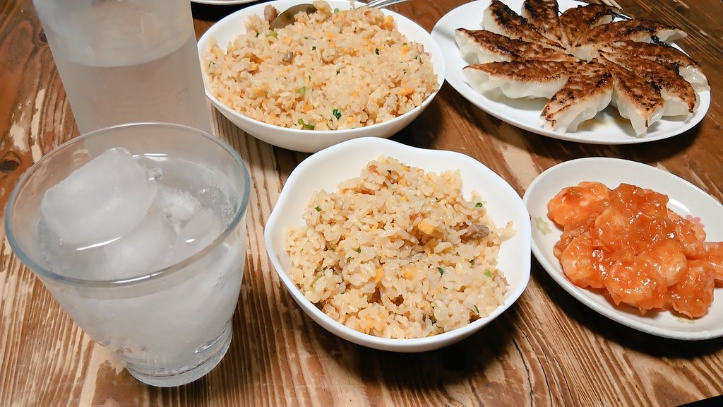 takelalapo's tweet photo. 今晩は中華🦐🍚🥟頂きます🍴🙏😋ちょっと焦��たぞ乾杯です🚰🥤✨😅

#今日の晩ごはん
#休肝日
#強炭酸水🏔️🚰
#炒飯🍚
#焼き餃子🥟
#海老チリ🦐
#備忘録✏️ https://t.co/XCVzODPAMp