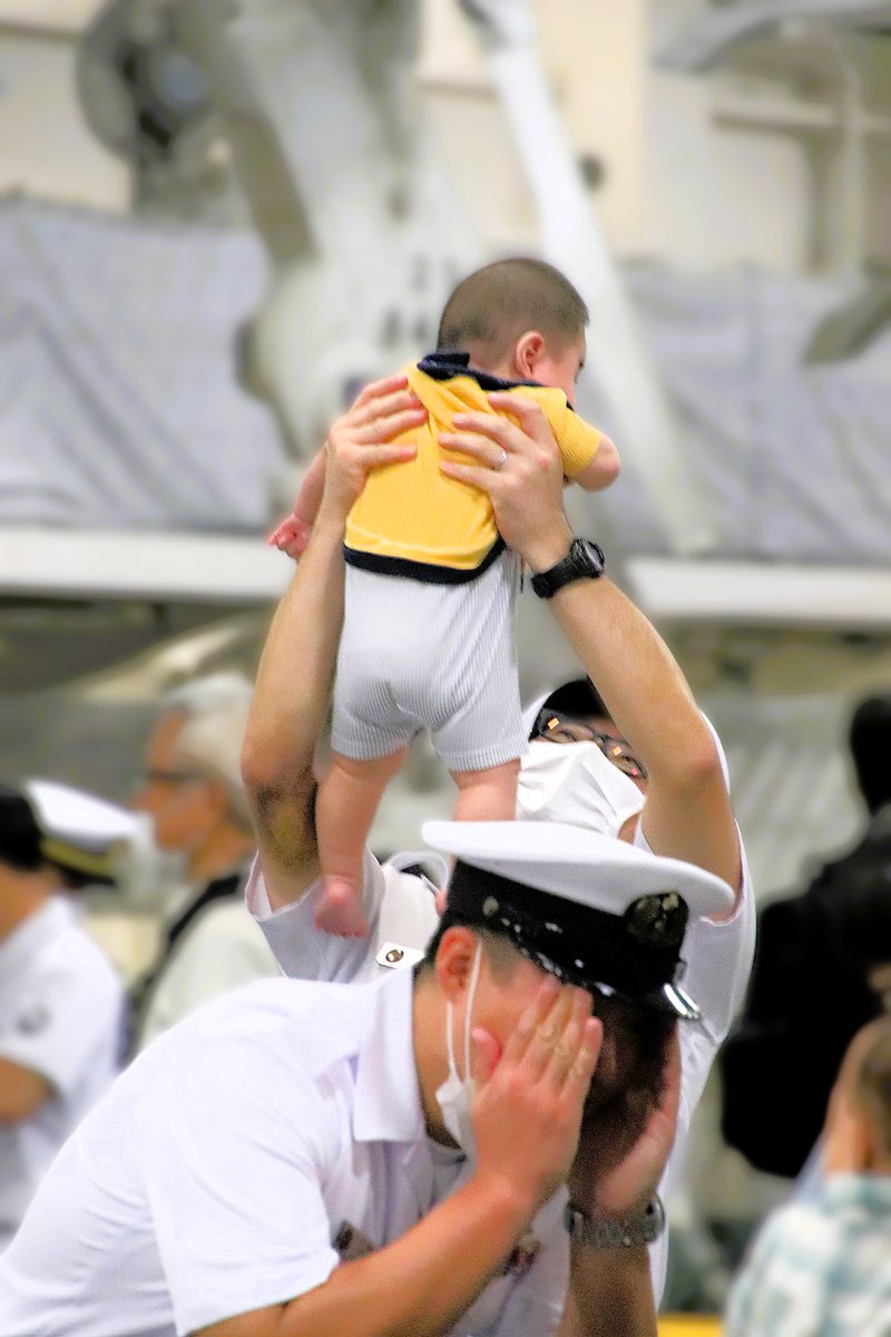 k_JSDFouendan's tweet image. 今日は #家族写真の日 ということで、海上自衛隊ならではの思い出の1枚を。
長期航海から帰ってきたパパに人見知りしてギャン泣きしてしまう赤ちゃんと、一生懸命あやすパパ。離れている時間があるから、一緒にいられる時間が人一倍有難く感じられるのかもしれませんね🌸
#護衛艦いずも