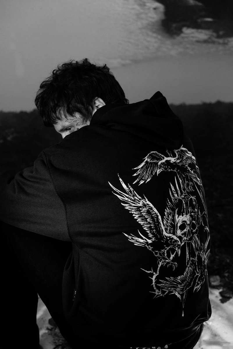 ㅤ
ㅤ ㅤ ㅤ запечатлел удивительного ворона. на карнизе сидел.