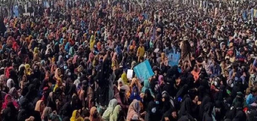Khabarfast's tweet image. पाकिस्तान में खुलेआम सेना पर गोलीबारी, लोगों बीच मचा हड़कंप, जानें वजह 

khabarfast.com/pakistan-open-… 

#Pakistannews #pakistanarmy #roadblockade #Pakistaniforces #Khabarfastdigital