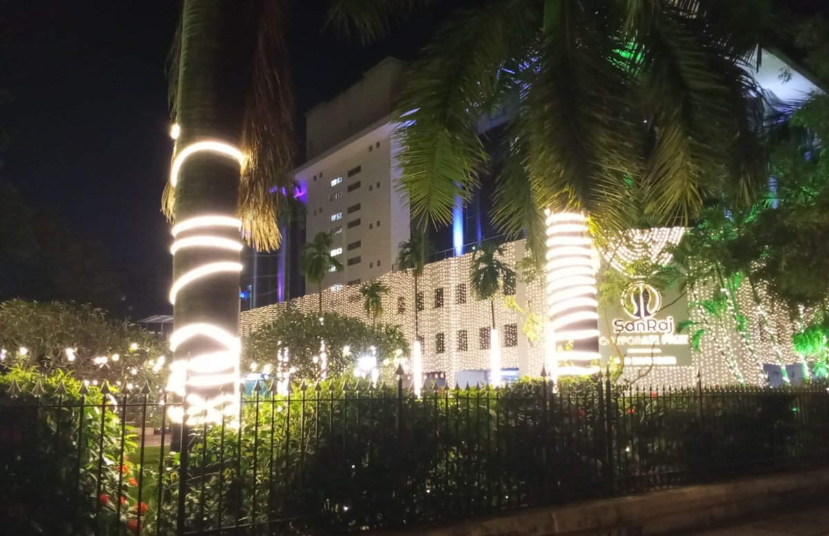Citizen202425's tweet photo. Namaste @mybmc, do the below images display gross violation or are the authorities not in a mood to implement laws (cherry picking) or Oops!!! Missed to see it?

@CMOMaharashtra 
@fpjindia 
@NewsbandTweets 
#Zimedari 
#Paryavarana ke abhari

Malad (West), Mumbai https://t.co/DuZG06858k