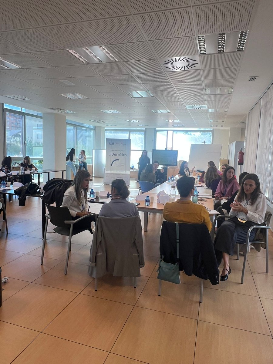 ceoe_cyl's tweet photo. 👉Hoy ha tenido lugar la primera sesión de trabajo del programa #LiDeraMos, una iniciativa de @ceoe_cyl, en colaboración con la @familiajcyl @jcyl , que impulsa el liderazgo femenino en nuestra comunidad. La bienvenida a las participantes ha sido a cargo de @destebanmiguel, secretario general de la Confederación.
💼 Este programa ofrece herramientas, formación y experiencias para fortalecer las competencias de mujeres directivas y empresarias de nuestra comunidad, promoviendo un liderazgo transformador, diverso y con impacto.
Gracias a todas las participantes por su energía, compromiso y visión. ¡Empezamos un camino apasionante hacia un liderazgo con futuro! 💪✨
#Lideramos #CEOECYL #CastillayLeón #LiderazgoFemenino #MujeresDirectivas #Empresarias #Igualdad