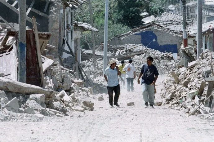 lernestop17's tweet photo. @elsalvadornews_ @suecallejas @PrensaNI_SV @nuevasideas @BancadaCyan @XZablah @ECastroES RECONSTRUCCION 👇 ¿Quienes la hicieron? (Gobiernos) https://t.co/Six7KA47Nh