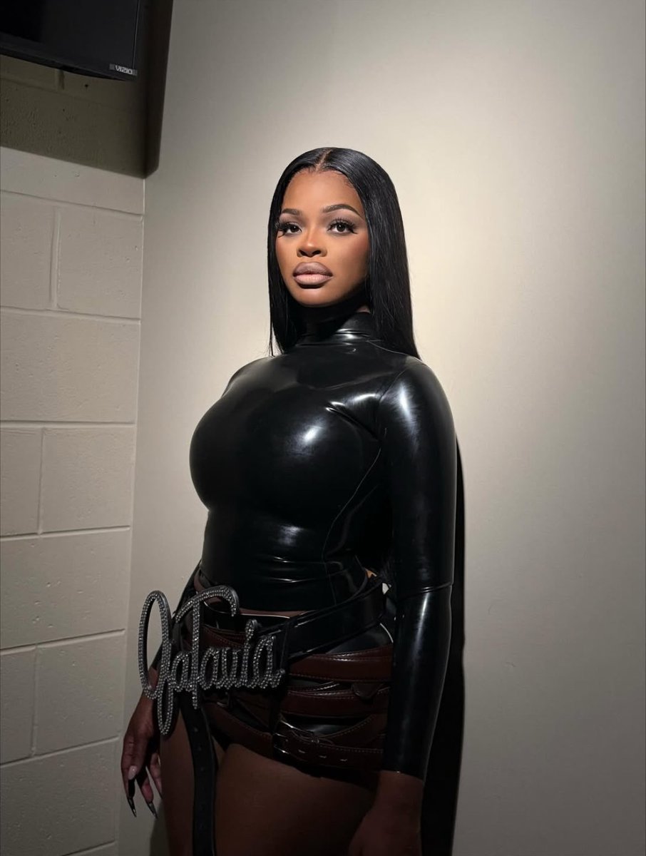 All black JT 🖤 <a href="/ThegirlJT/">JT ☆</a>