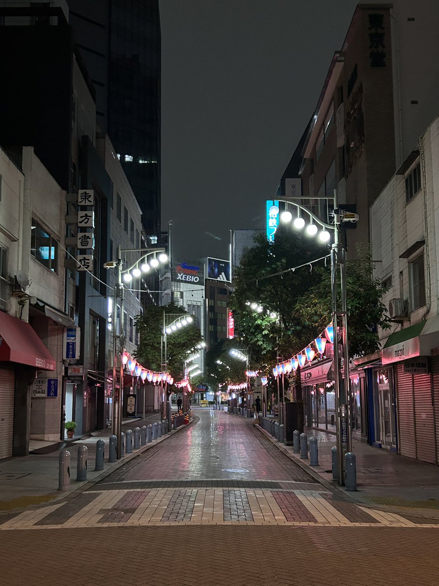 【神保町の街角】

10月25日(土)と26日(日)、「神保町ブックフェスティバル」が開催！（雨天中止）

東方書店のある「すずらん通り」が車両通行止めになり、ワゴンがずらりと並びます。

近隣の飲食店が美味しいものを、出版社がとっておきの書籍を販売。

本が好きな方には夢のようなお祭りですよー！