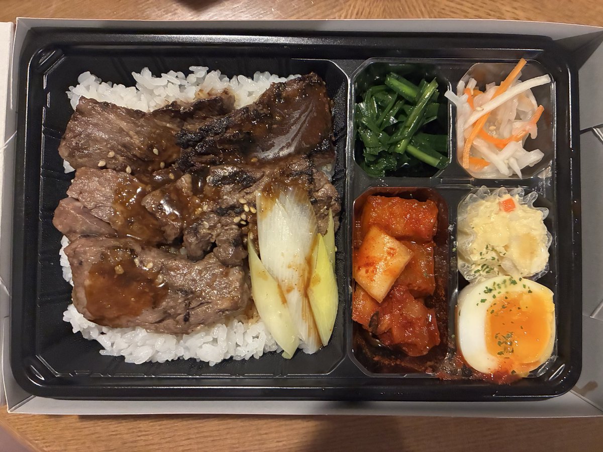 10/23 102.2kg

朝　玄米、豚レタストマトオイル蒸し
昼　ブロッコリーおひたし弁当
夜　焼肉弁当(頂き物)

今日は出張
夜は出張先でお弁当を頂きました
出先の食事いつも悩んでたので、美味しいお弁当頂いて本当にありがたいです🙏