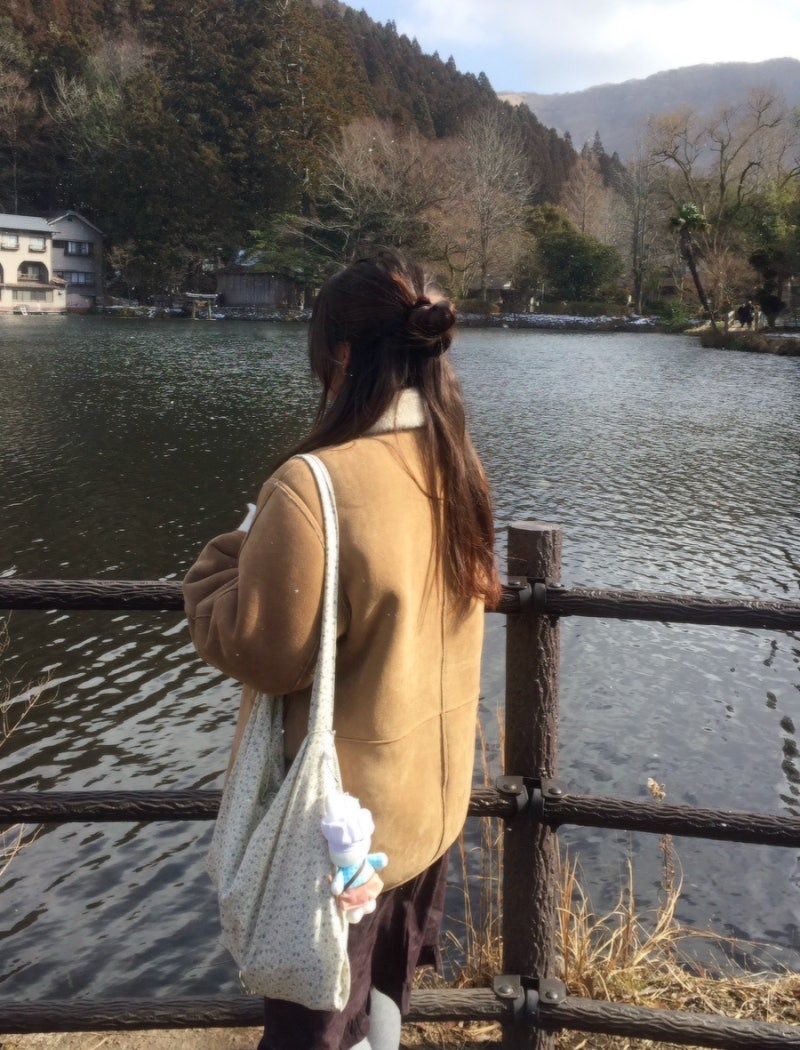 어머니와 함께 소소하게 운영 중인 브랜드 연틱의 주인장입니다 🙇
수익화보다는 엄마께 안정적인 일거리를 드리고 싶은 마음으로 시작했는데, 어느새 1년이 다 되어가네요 
필통부터 가방, 파우치까지 직접 디자인하고 제작했으니 꼭 구경해 주세요 ( ⊃⸝⸝• · •̥⸝⸝)⊃

yeontic | 연틱