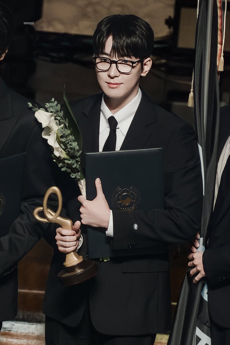 i am from the future and this is wonwoo accepting his award as an actor 🥰🥰🥰🥰🥰