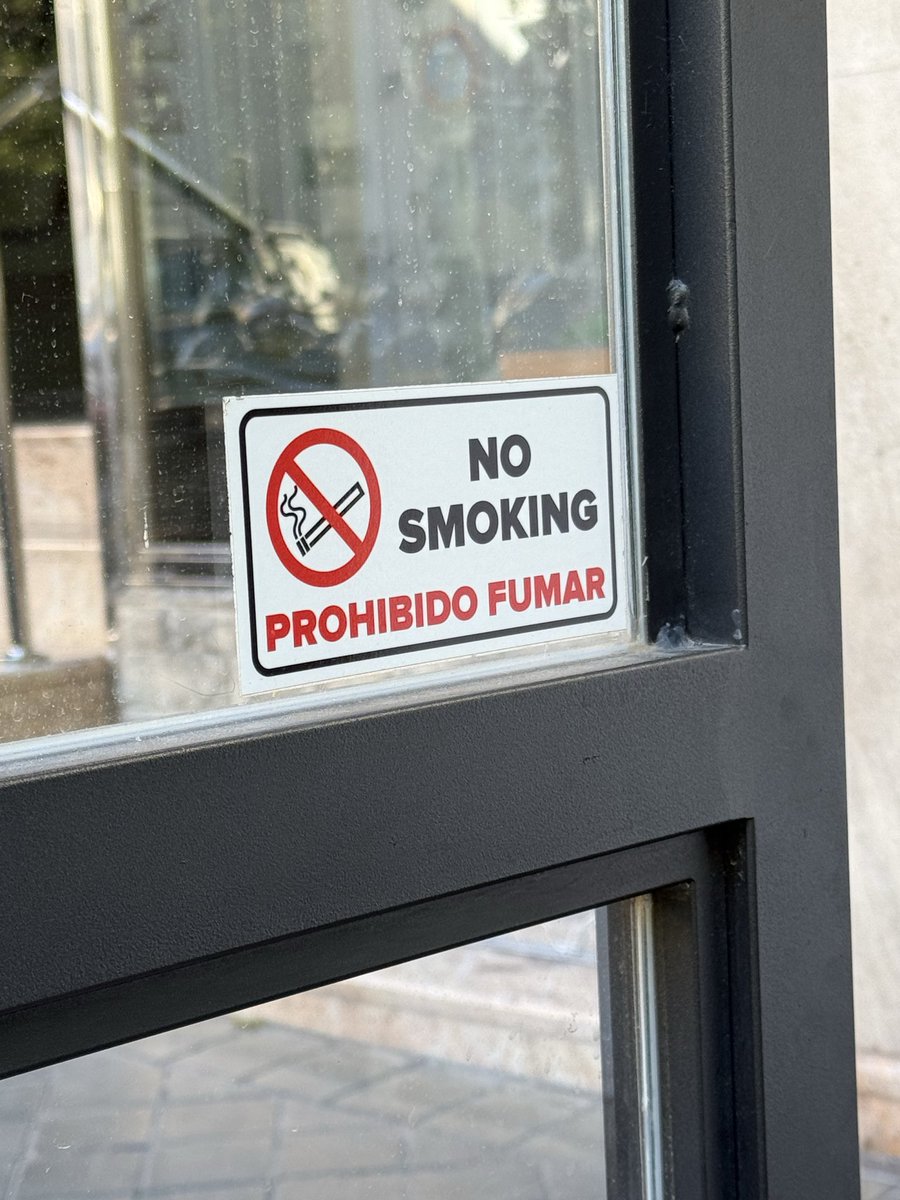 Granada’dayım. Şehre bayıldım, sağı solu izlemekten fotoğraf çekmeye sıra gelemedi. Şimdilik açık havada sigara
içilmeyen alana sahip bir kahveciyi sevinç gözyaşları eşliğinde paylaşmak istedim. Hem de kahve fiyatları 1,80-3€ arasında değişiyor. 🥲