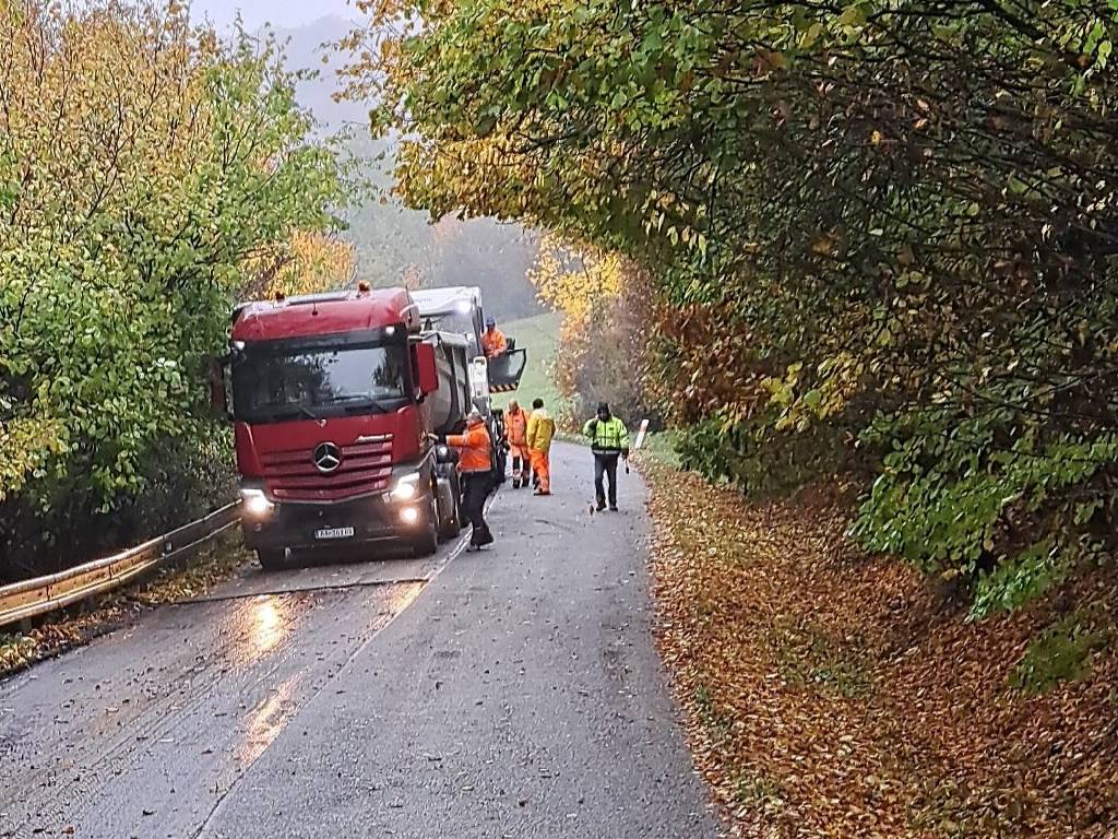zelenavlna's tweet image. #CESTARI Na horskom priechode Štós menia asfalt, prejdete striedavo. FOTO: FB