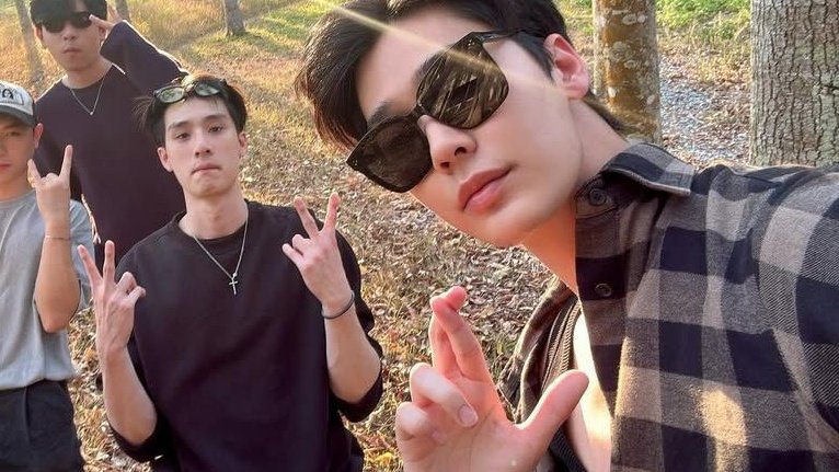 vtp🍞 (@teevithe) on Twitter photo iya dew kemejanya ga asing ko hehehe iya dew kemejanya ga asing ko hehehe