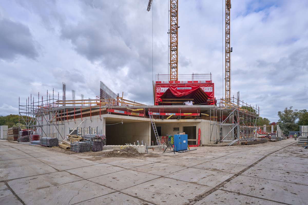 #ParkMeadows | Vorige week zijn de eerste tunnels voor de West toren geplaatst - een belangrijke mijlpaal: de torens gaan van start! Deze week volgt de eerste stort: vloer én wanden in één keer. Daarna herhalen we dit proces tot de 17e! #amsterdam #boele #wieanderskijktzietmeer